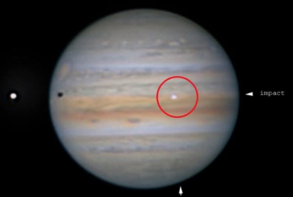 На поверхность Юпитера упал загадочный объект