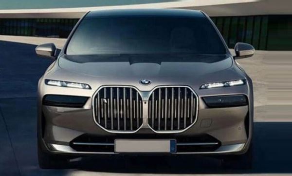 Новая «семёрка» BMW показалась без камуфляжа до премьеры
