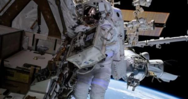 Вышедших в открытый космос астронавтов впервые увидели с Земли