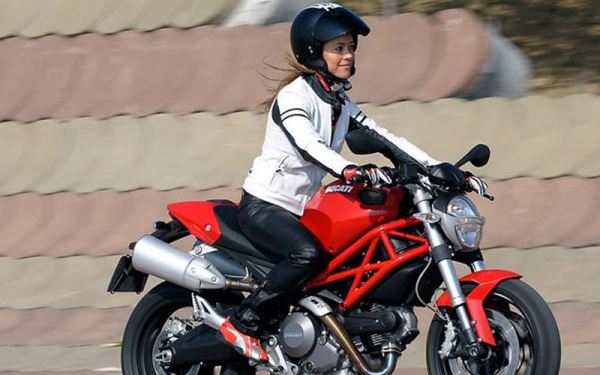 Исследование: В России на 20% увеличилось количество женщин за рулем мотоциклов